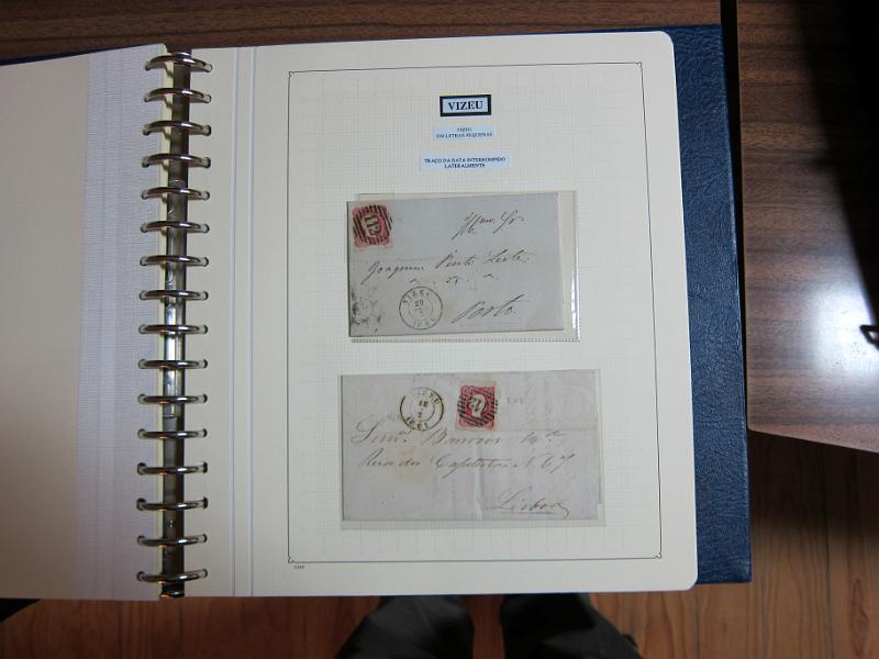 0019 (232).JPG -     Lote:    19      Marcofilia      Lotes Especiais       Descrição:         Portugal. Colecção especializada de carimbos de duplo círculo, tipo 1852, montada em 4 álbuns Lindner, com selos de diversas emissões e cartas, com estudo minucioso de cada marca. Lote a ver.         Lote       Valor Base:     &euro; 2.500,00     Valor Venda:     Retirado     